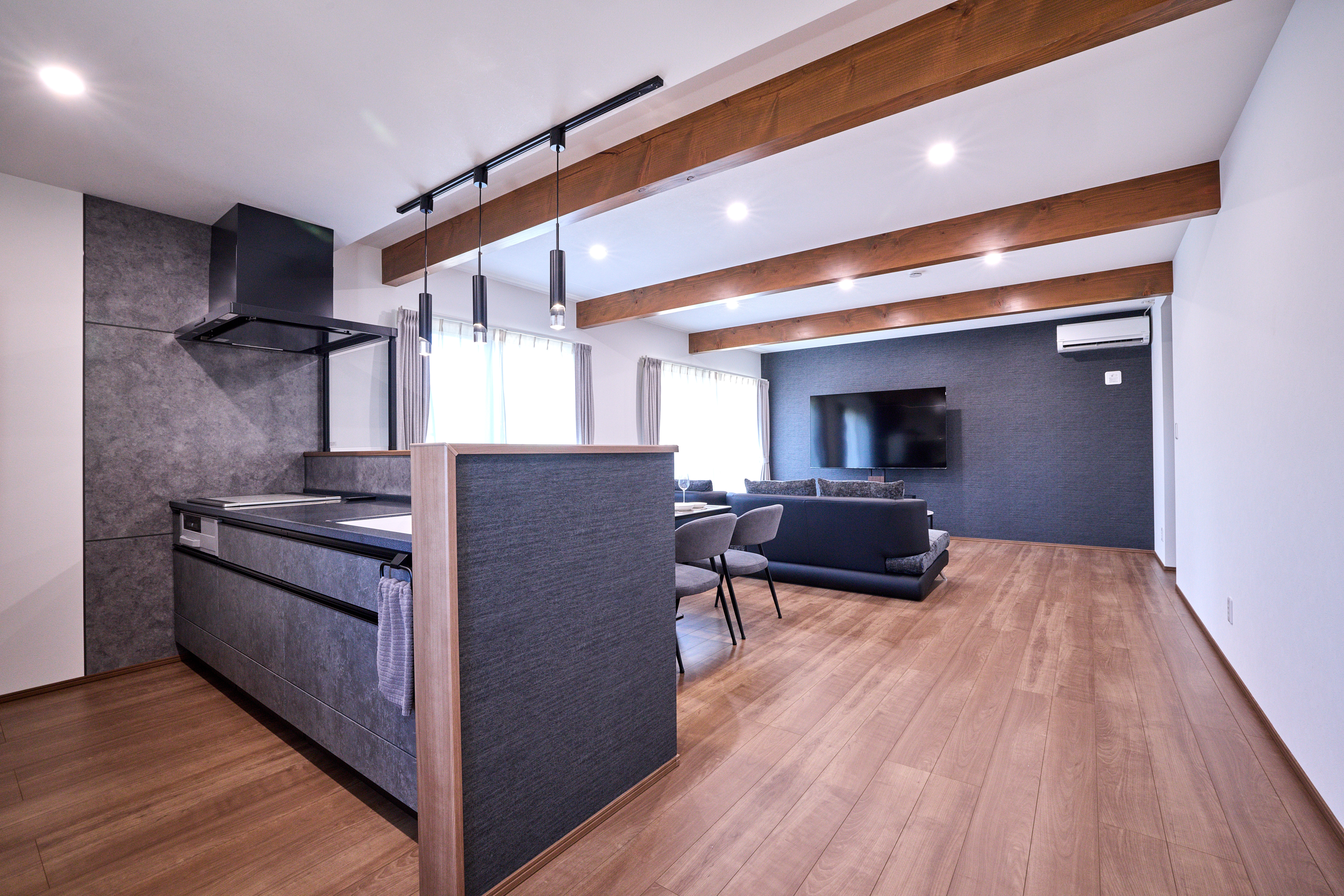 23帖リビング・75インチTV